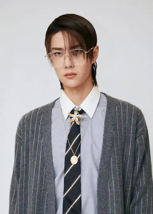 王一博一头顺发和金丝眼镜质感的灰色系look酷盖变身乖巧学生