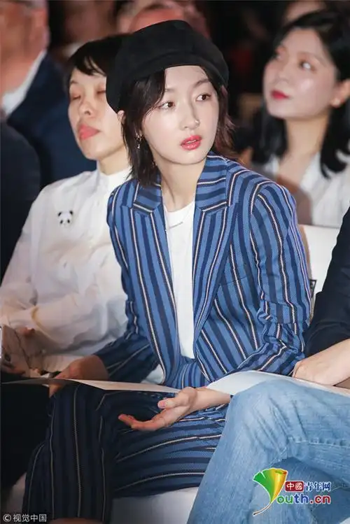 周冬雨西装帅气亮相与井柏然台下跨海热聊