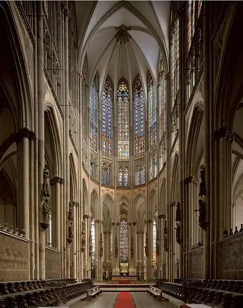 从浪漫主义的角度而言,科隆大教堂是中世纪建筑风格的缩影.