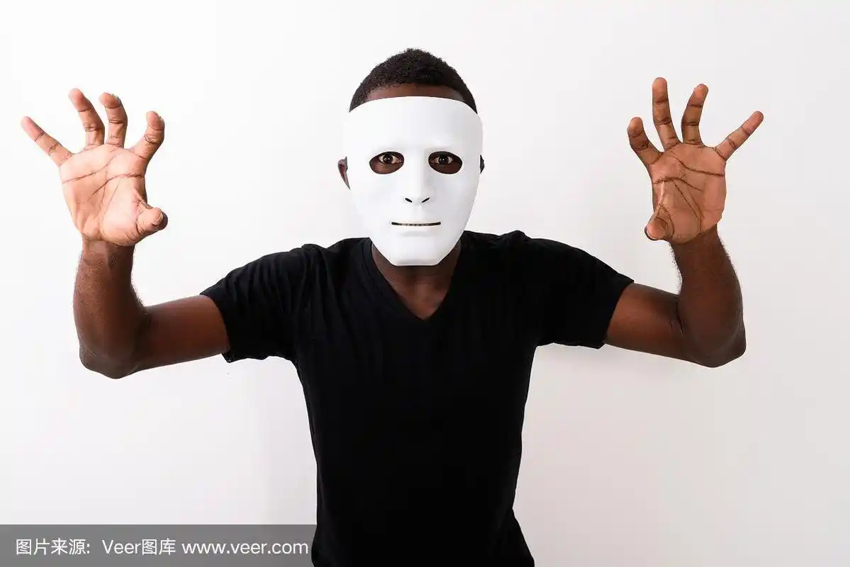 摄影棚拍摄的年轻非洲黑人男子戴着面具,双手伸出