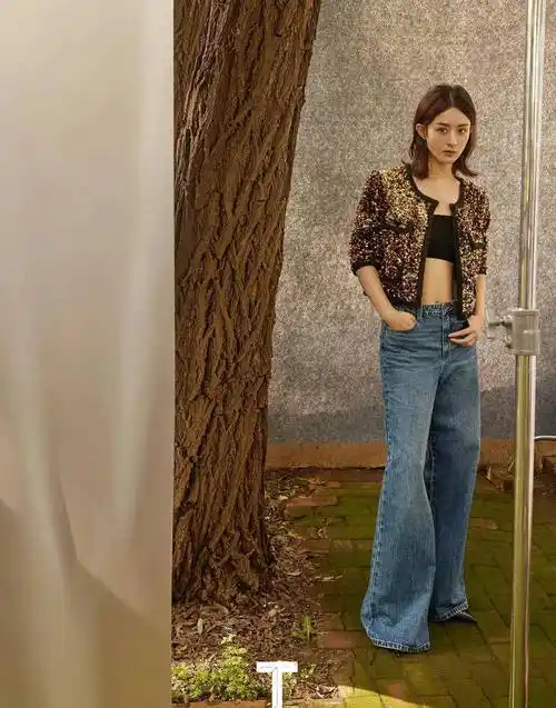 赵丽颖首次登上《t锦绣》九月刊,身穿v字裙深金色外套,大秀好身材