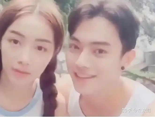 有网友闲得蛋疼,翻出了许凯出道前跟女友的情侣写真.