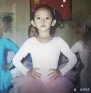 女星毛晓彤的坎坷童年刚出生被生父扔垃圾桶被要天价赡养费