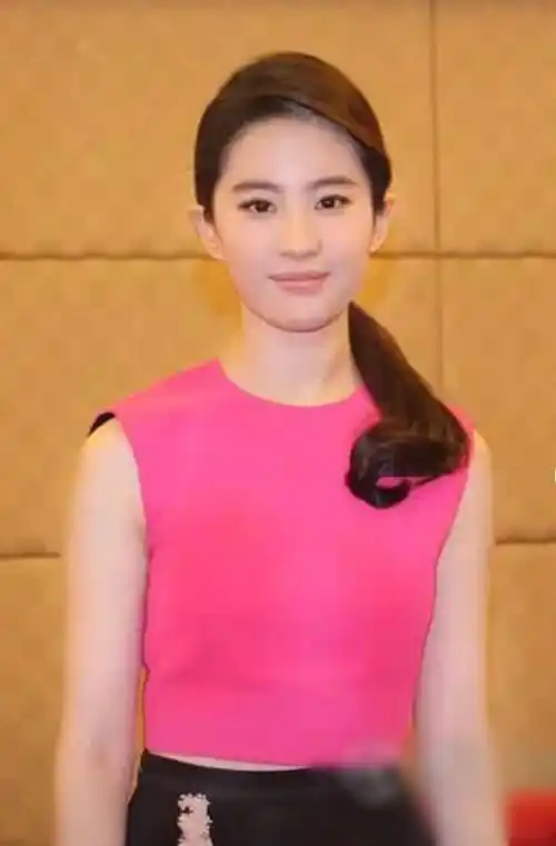 原创4位"丑衣服收割机":粉丝袜,"甲壳虫"礼服,一个比一个奇葩_刘亦菲