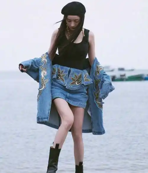 杨幂海边写真,黑色修身背心搭配牛仔裙,曼妙曲线挡不住_身体_双腿