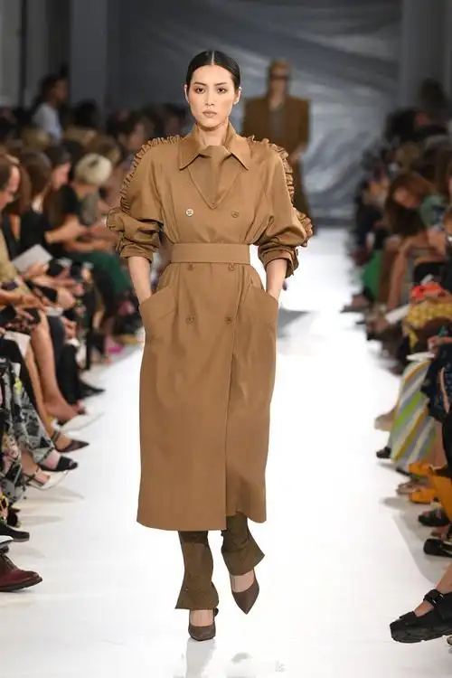 大表姐刘雯现身秀场,火力全开!