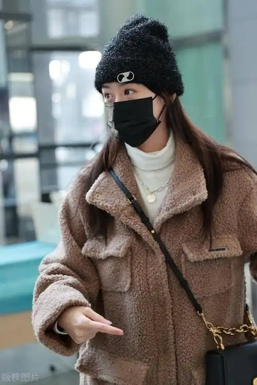 袁冰妍一身卡其色羊绒套装现身机场,看着相当保暖