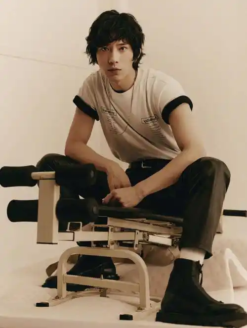 井柏然一改往日清新风格,尝试忧郁公子风,梳起长发文艺十足_造型_发型