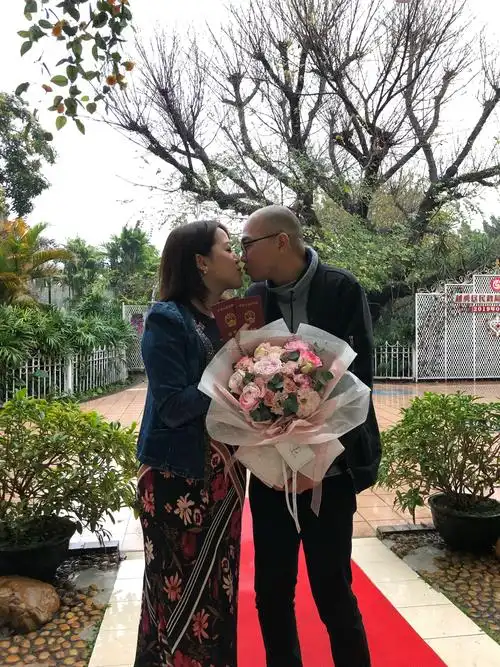 来,亲一口,亲爱的