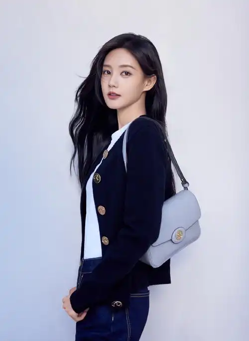 演员@李一桐q身穿#toryburch2023秋冬系列#搭配 robinson 两用肩背包