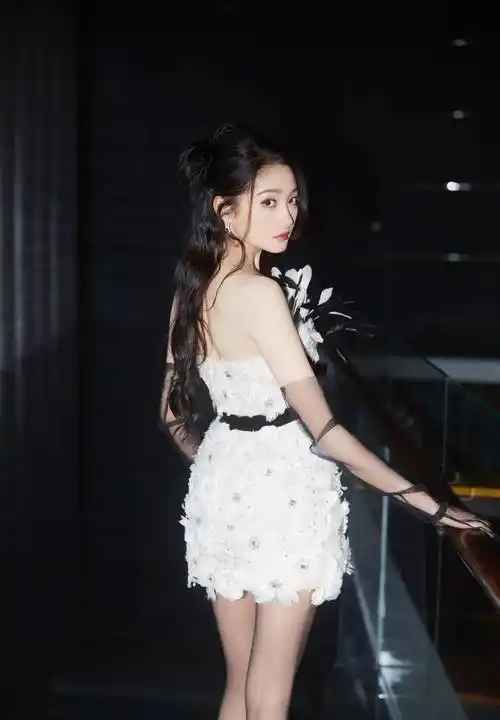 内娱女星爱高定:杨幂高贵,刘亦菲梦幻,宋茜性感,关晓彤绝了_系列_女