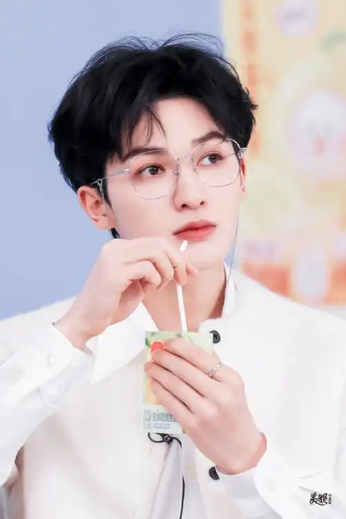 谁能忍住不rua我们小听呢后3p是壁纸尺寸～@theo-朱正廷#朱正廷首张