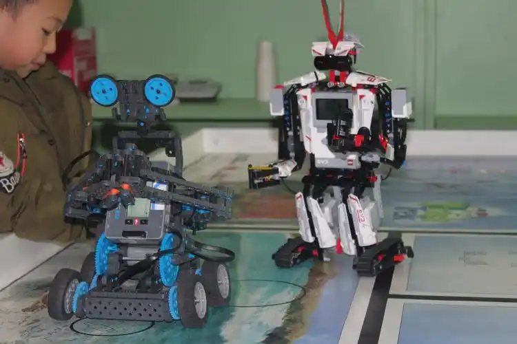 机器人课程给孩子的学习装扮一下_【码高机器人教育】乐高机器人教育