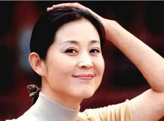 倪萍曾经是央视的知名主持人,她的事业达到了巅峰,被称为"金牌主持人"