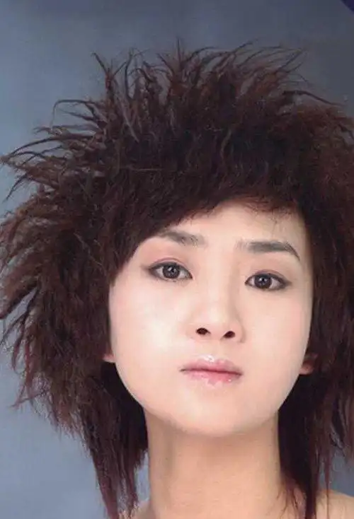 大盘点女孩子锡纸烫头发造型双重潮流度的女孩子卷烫发