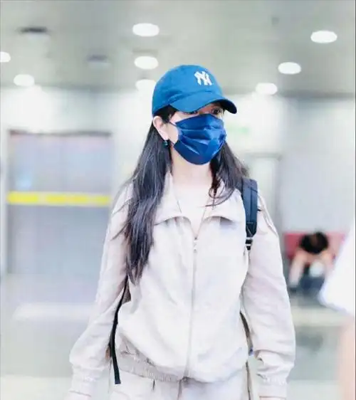 47岁赵薇现身机场,染蓝发一身名牌超5万,衣服全是褶子显邋遢|短裤