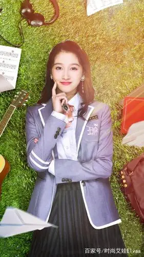 关晓彤这次穿对了,一套红色运动装加校园学生装上节目,甜美减龄