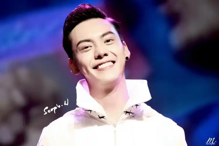 平时酷酷帅帅的陈伟霆,笑起来不光酒窝很是明显,感觉和平时画风相差甚