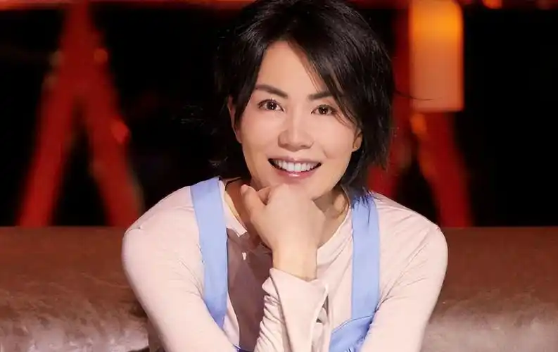 机场现身的王菲,优雅从容55岁,谢霆锋真有眼光!