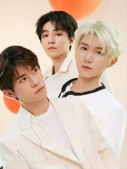 tfboys三小只甜蜜相拥,写真合照被粉丝p图玩坏!