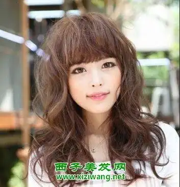 女生齐刘海蓬松卷发烫发发型修脸又有成熟韵味