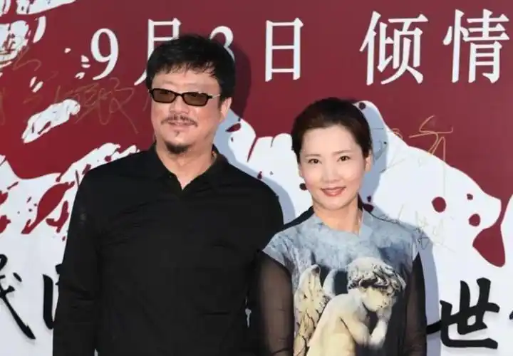 55岁何赛飞近照结婚30年仍风韵犹存老公是初恋儿子随她姓