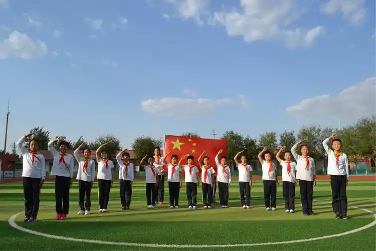 我和国旗合张影,祖国永远在心中----朱家小学少先队员