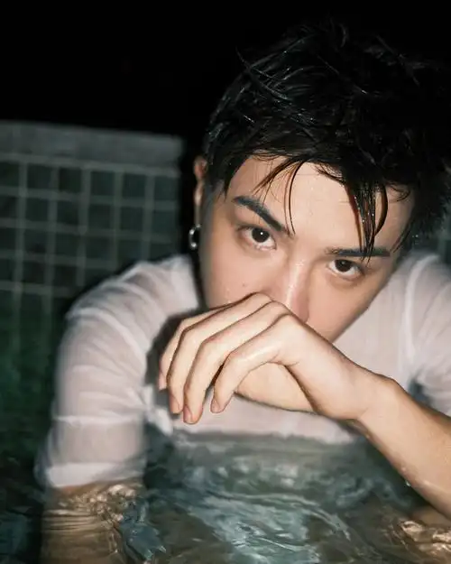 黄明昊冬日反季节写真湿发日系带你一秒入夏