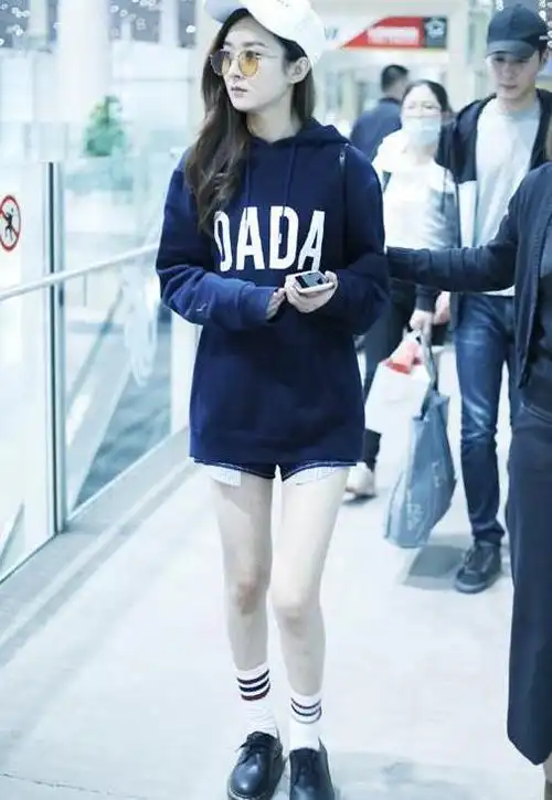 赵丽颖走机场也挺自信的穿卫衣搭短裙凹下衣失踪细腿赚饱眼球