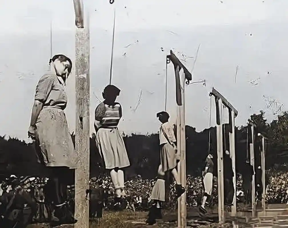 这张照片摄于1946年,在苏联公开绞死德国女性战犯的现场.