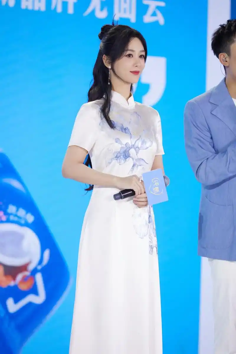 杨紫白色旗袍优雅时尚写真