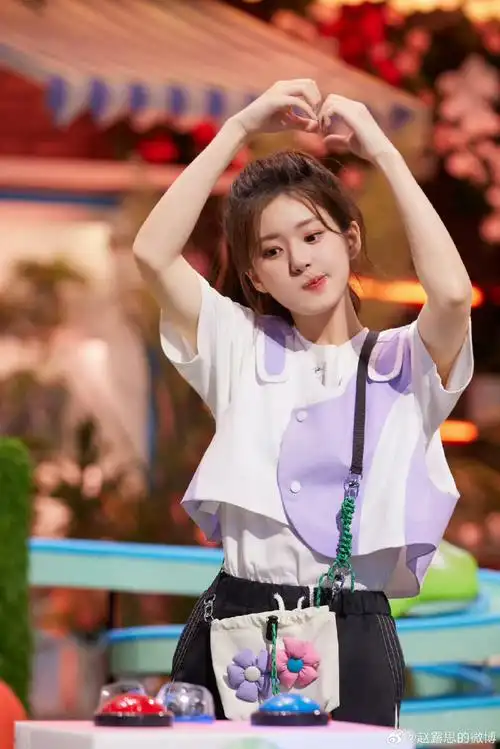 赵露思你好星期六比心剧照