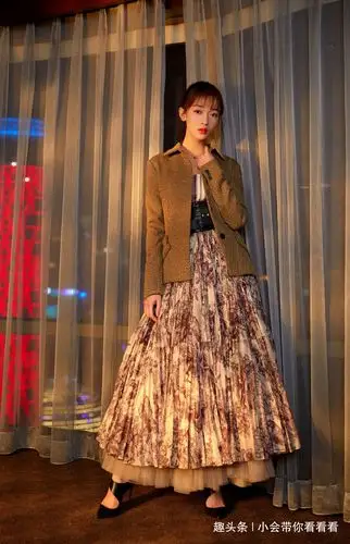 吴谨言一袭白色露背羽毛裙,12厘米高跟鞋看呆网友:碰一下就断