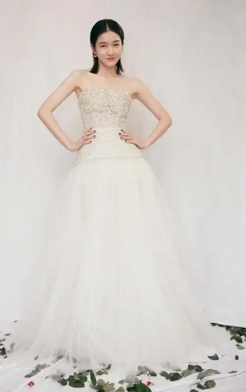 张雪迎才22岁就恨嫁了?执意尝试钻石婚纱,美成男人都爱的样子