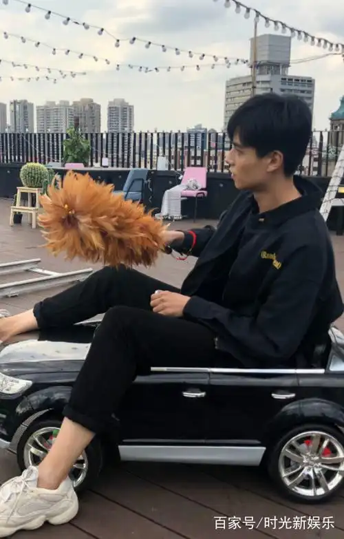 胡一天的写真照,最后一张我看到了什么,一双无处安放的大长腿!