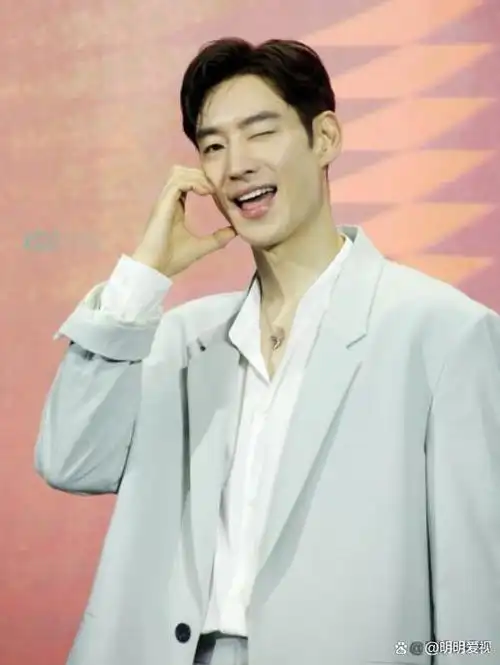 韩星李帝勋大方感慨送价值五千的礼物给团队试问内娱有谁做到
