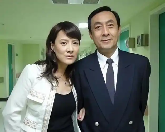 李萍冲击金爵奖影后!她的两任丈夫都是演员,丧偶后担心女儿婚恋