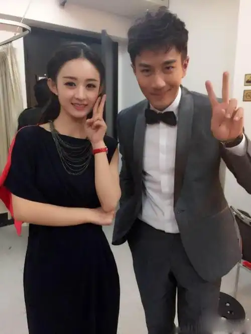 赵丽颖和男明星合影照,唯独伸手摸了他的头