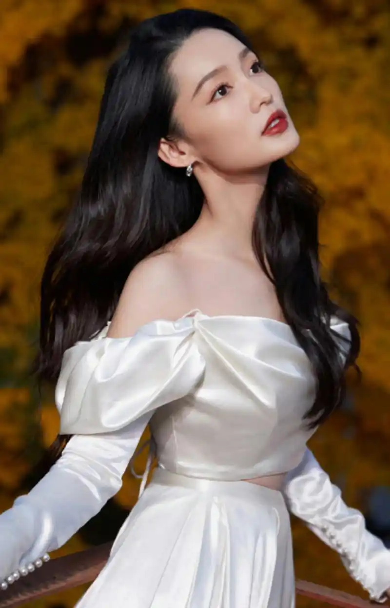 李沁的白色抹胸礼服