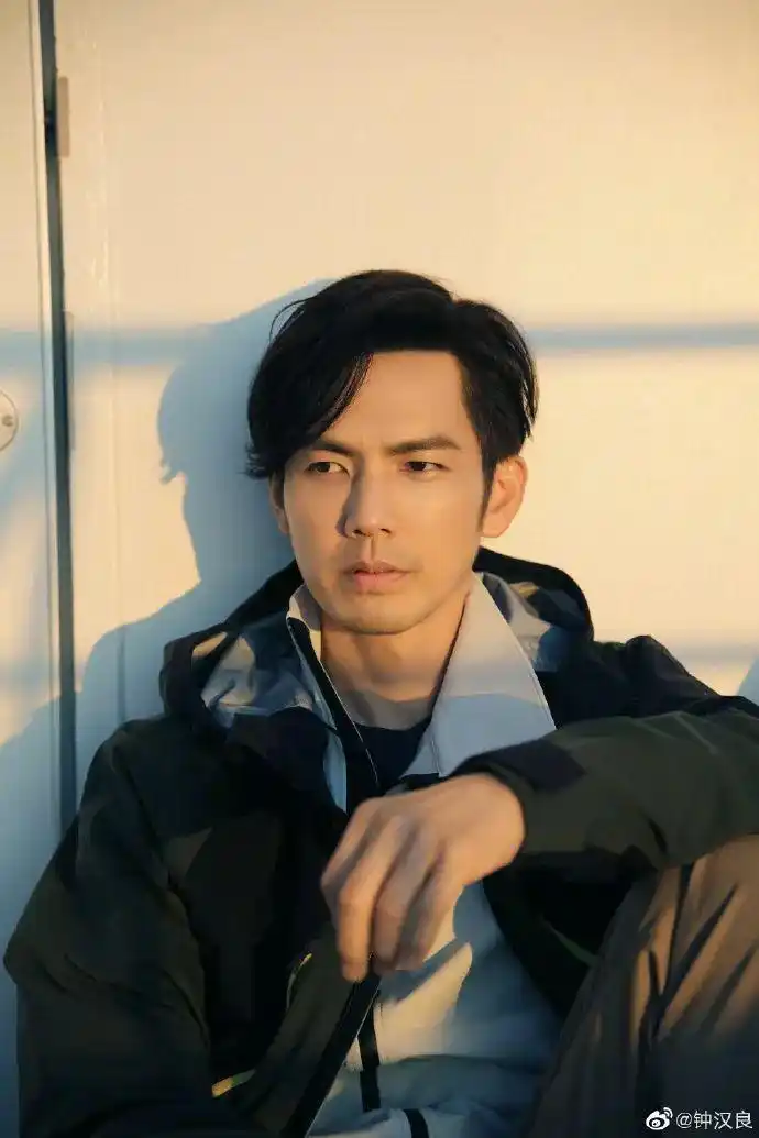 看完不老男神钟汉良的颜值暴击我又可以了