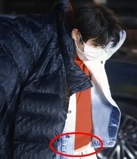 王俊凯春晚彩排上班照,走路穿外套露出腹肌,被路人全程目睹