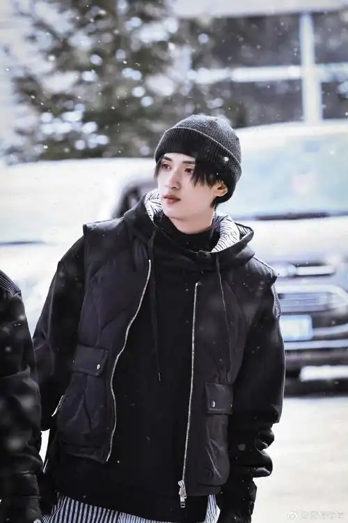 严浩翔录制节目#极限挑战#all black造型搭配黑色针织帽,这样酷酷的