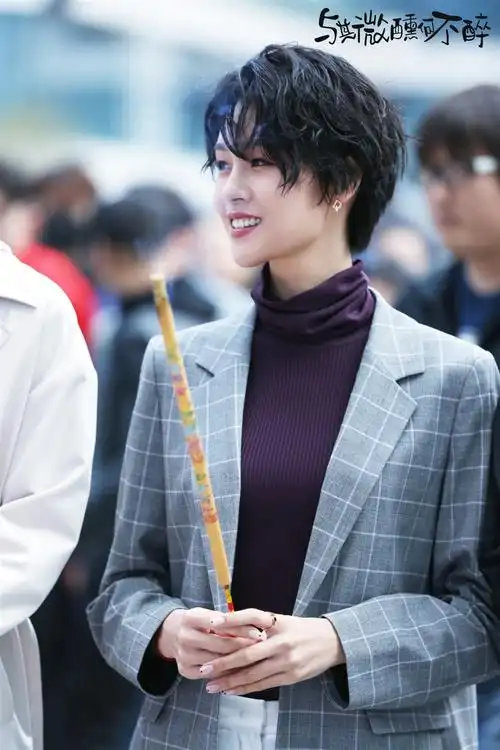 张婉清与其微醺何不醉化身杂志编辑清冷禁欲攻气十足