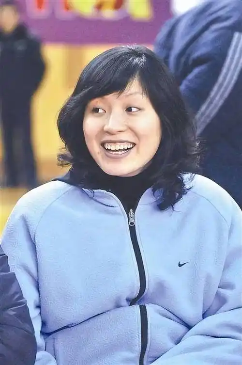 原创曝姚明体重超400斤膝盖受伤站立不稳妻子透露其健康状况堪忧