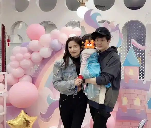 颖儿新年首秀幸福,付辛博肩扛女儿,小月亮戴假发露出侧脸像妈妈_老公