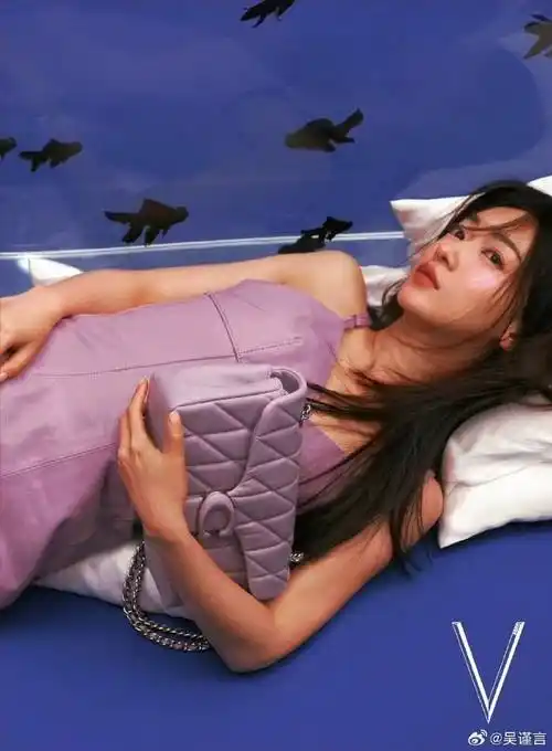 吴谨言再登杂志封面,慵懒随性接地气,身姿窈窕美如初恋_身材_黑色