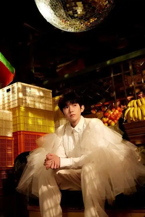 王源超话#bally全球品牌代言人王源##王源电影盗火者#站在熟悉又陌生