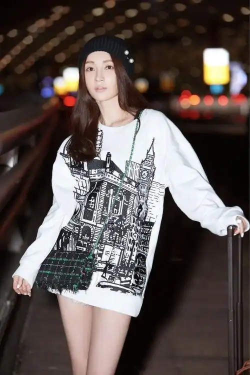 姚笛衬衫热裤针织帽性感机场写真