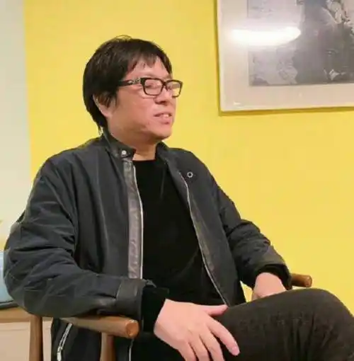 原创55岁高晓松暴瘦认不出一头短发磨平了菱角他失去的不仅是风格