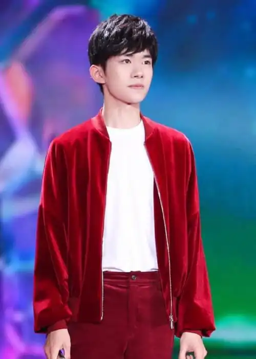 易烊千玺全套红色超喜庆秀1米2长腿被怒赞弟弟又帅了